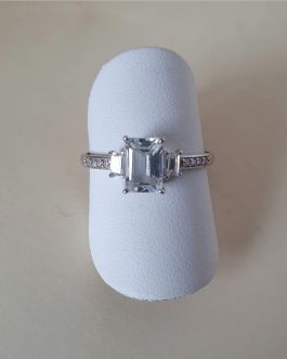 Sortija de oro blanco y zafiro