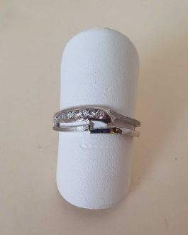 Sortija de oro blanco con circonitas