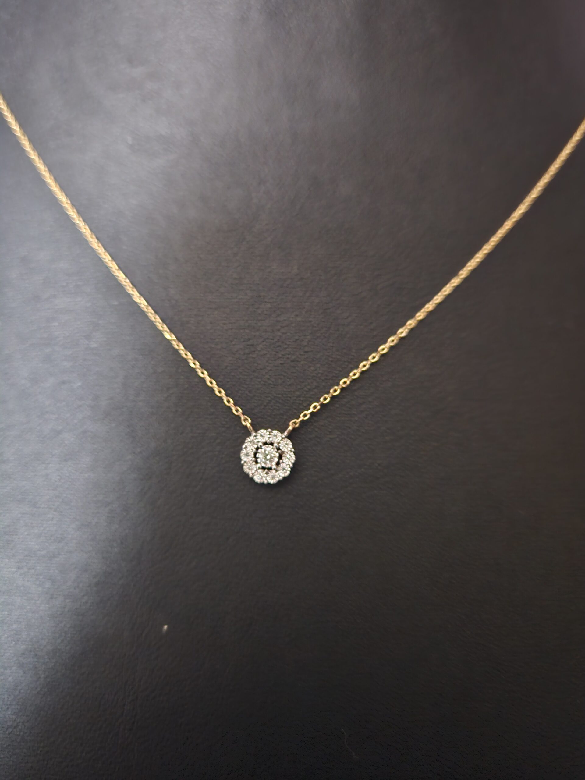 Gargantilla Le Carré de oro de 18kt con una roseta de diamantes