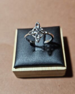Sortija de plata del nudo de la bruja