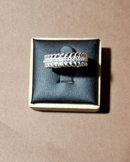 Sortija tipo espiga con circonitas blancas