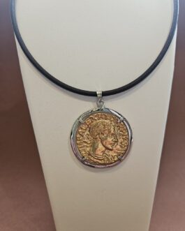 Medallón de plata y plata chapada con cordón de piel