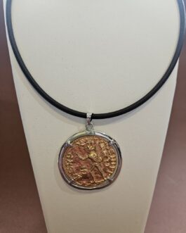 Medallón de plata y plata chapada con cordón de piel