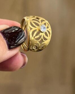 Anillo tallado en oro con una circonita