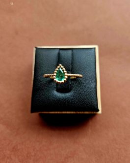 Sortija en oro con esmeralda talla pera