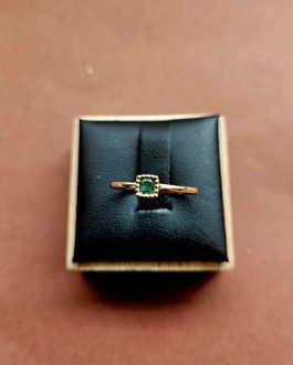 Sortija de oro con esmeralda