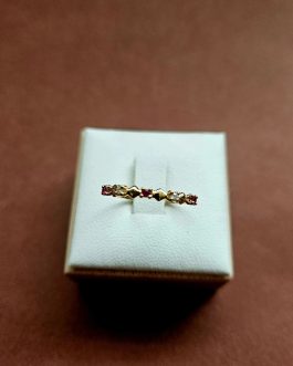 Sortija de oro con rubíes y diamantes